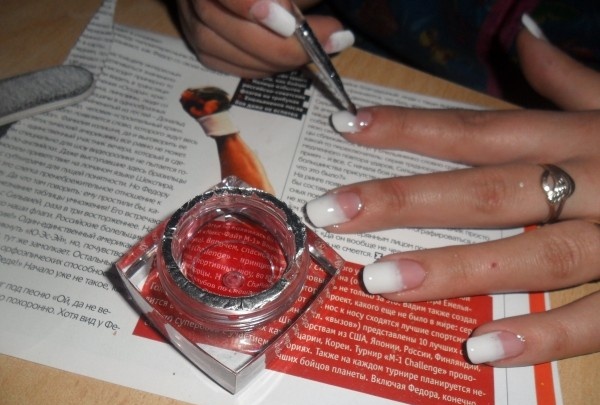 Apply a thin layer of gel to your nails