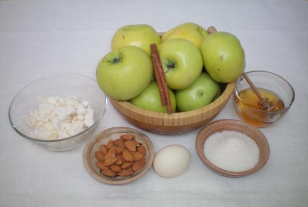 Apples baked with cottage cheese