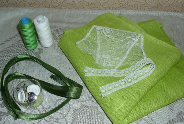 Sachet with lemon balm for a baby's crib