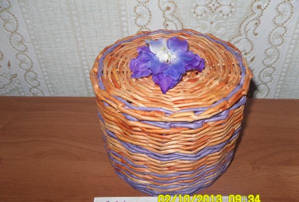 Round box made of newspaper tubes