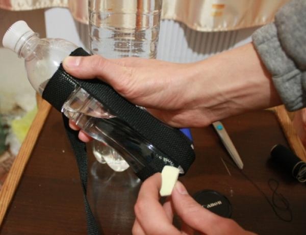 Pressing the tape to the bottle