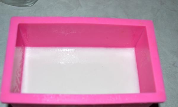 Leave the mold with soap