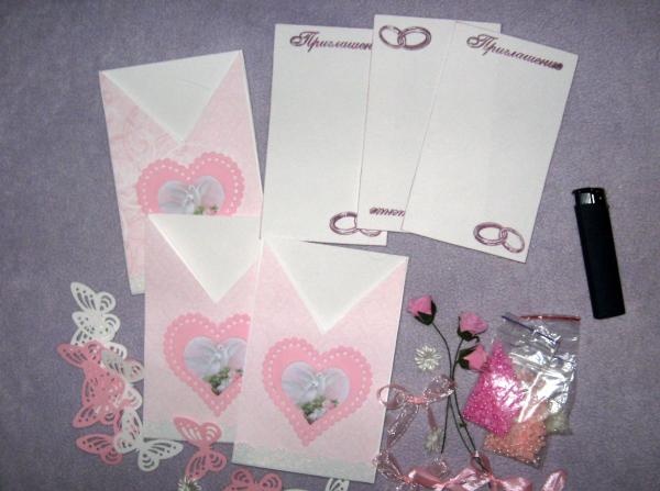 Wedding invitations in the form of an envelope