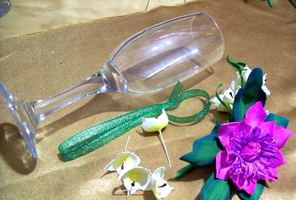 decorating glasses with flowers