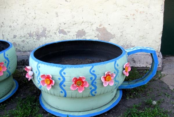 flower bed made from old tires