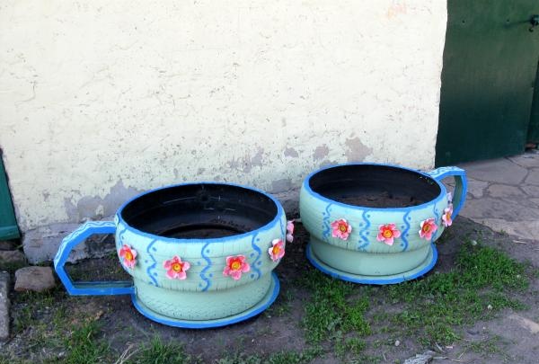 flower bed made from old tires