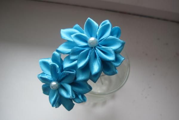 Decorating hairpins using the kanzashi technique