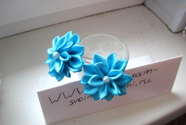 Decorating hairpins using the kanzashi technique