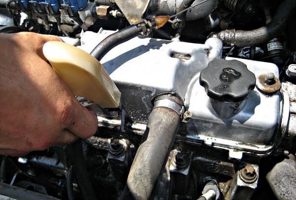 How to clean a car engine