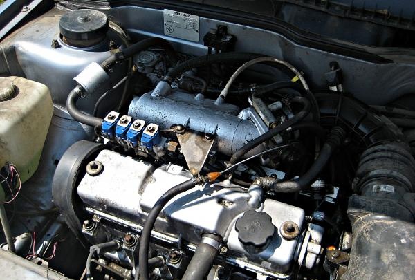 How to clean a car engine