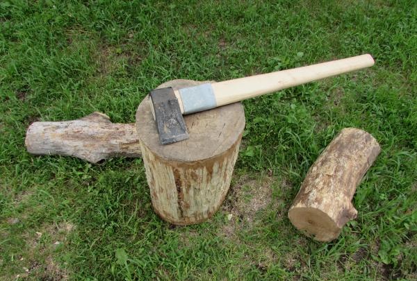 How to chop wood correctly