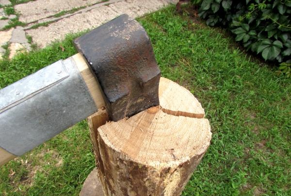 How to chop wood correctly