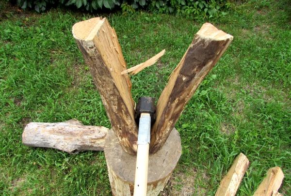 How to chop wood correctly