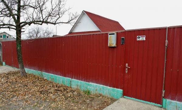 We install a metal profile fence