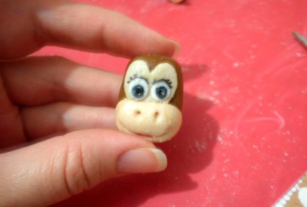 Money monkey made from sugar paste