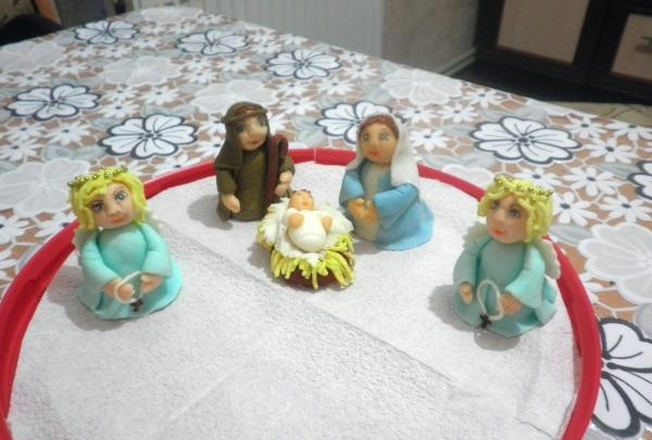 Cake figurines made from mastic