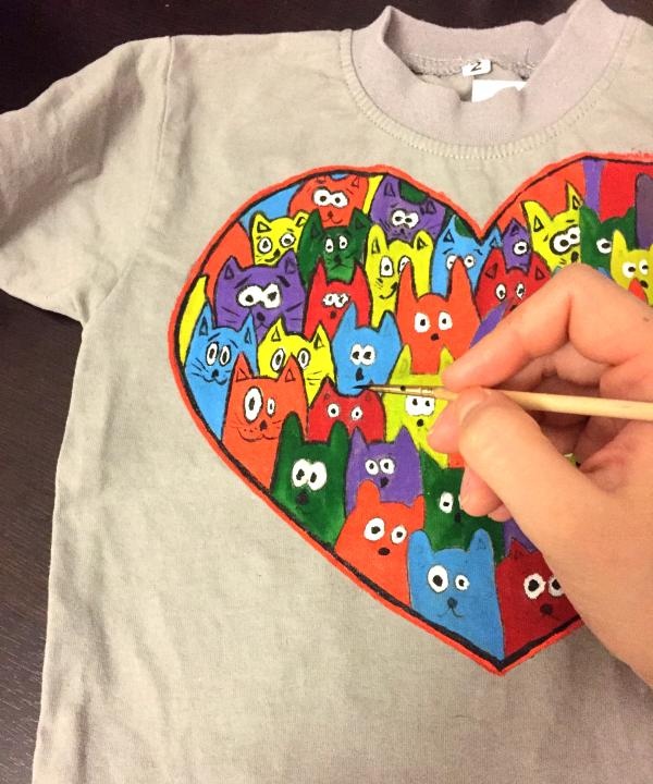 Painting a children's T-shirt