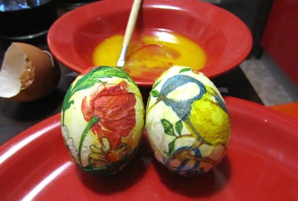 Easter eggs using decoupage technique