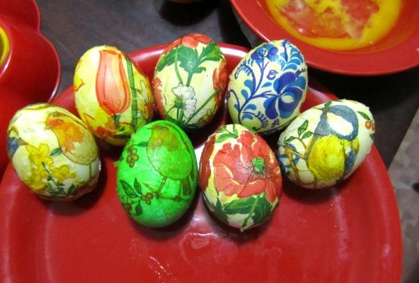 Easter eggs using decoupage technique