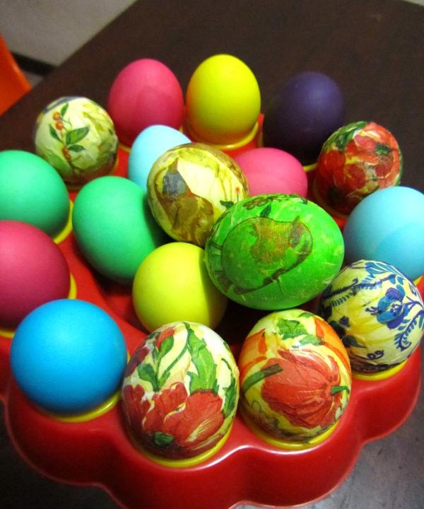 Easter eggs using decoupage technique