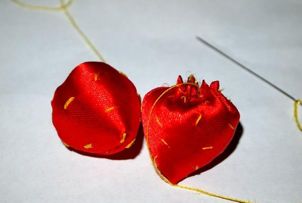 Strawberry hair clips na gawa sa satin ribbons