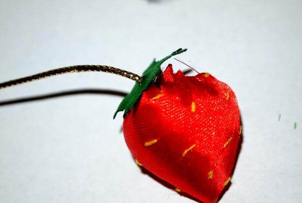 Strawberry hair clips na gawa sa satin ribbons