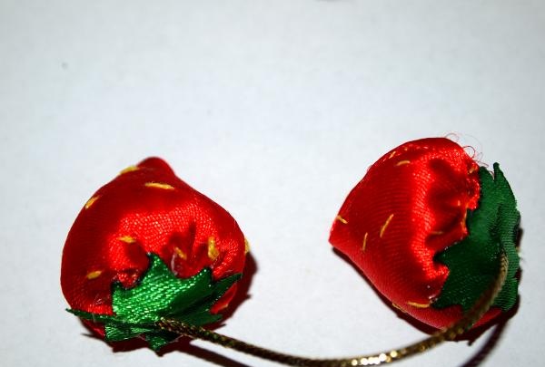 Strawberry hair clips na gawa sa satin ribbons