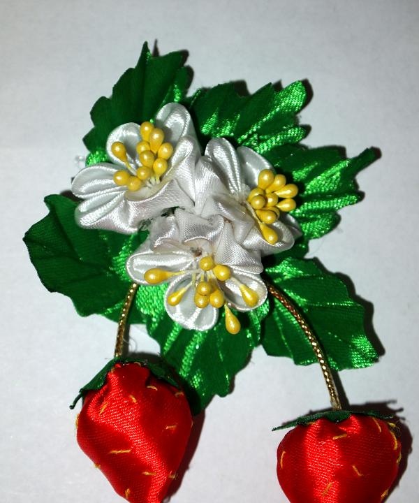 Strawberry hair clips na gawa sa satin ribbons