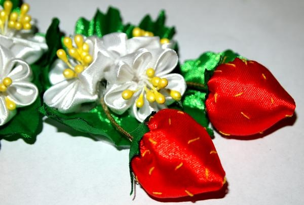 Strawberry hair clips na gawa sa satin ribbons