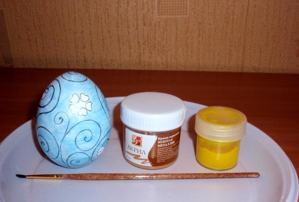 Painting a wooden egg