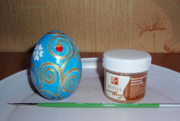 Painting a wooden egg