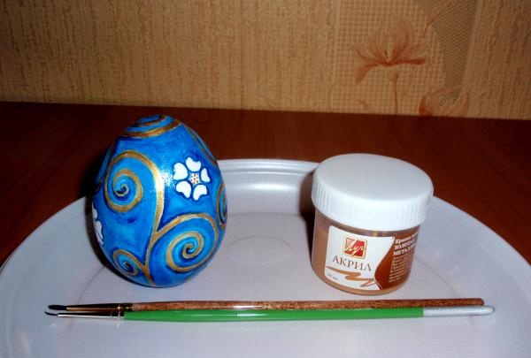 Painting a wooden egg