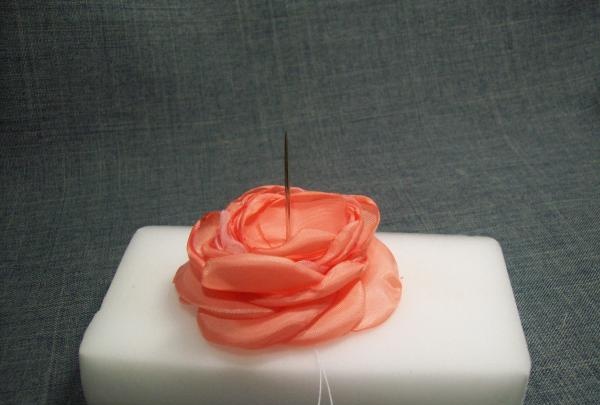 brooch with a headband with silk flowers