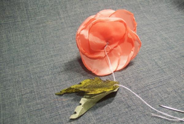 brooch with a headband with silk flowers