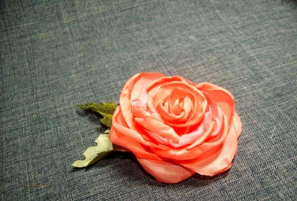 brooch with a headband with silk flowers