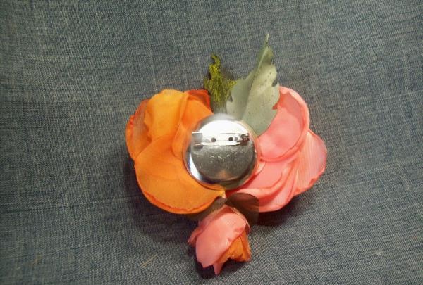 brooch with a headband with silk flowers