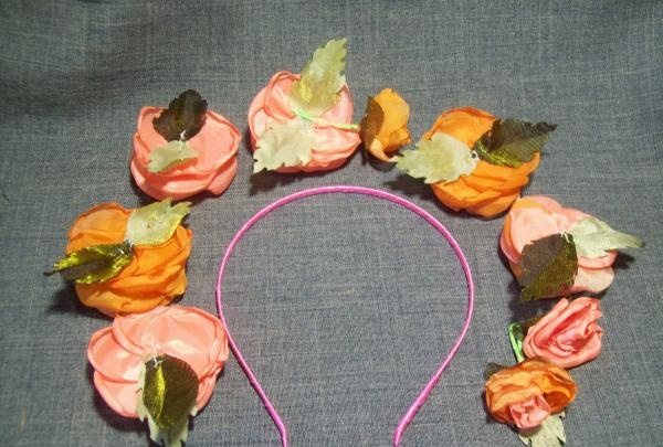 brooch with a headband with silk flowers