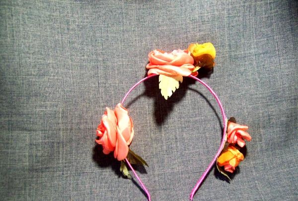 brooch with a headband with silk flowers