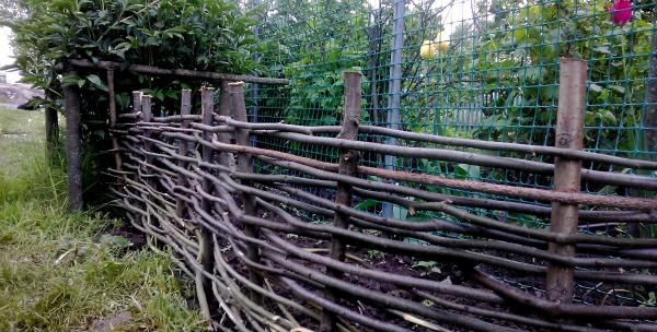 DIY wattle fence