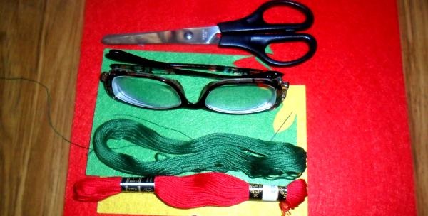 We sew a case for glasses from felt