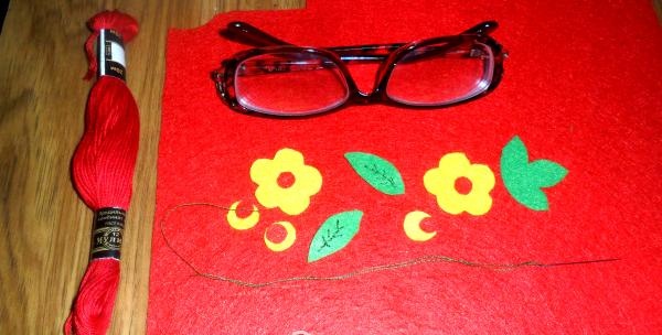 We sew a case for glasses from felt