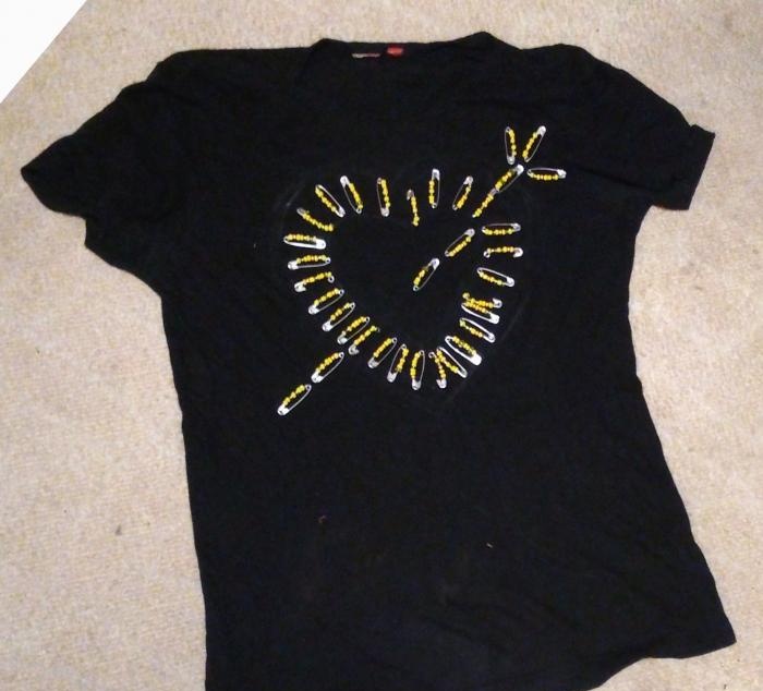 How to decorate a T-shirt with pins