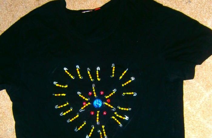 How to decorate a T-shirt with pins