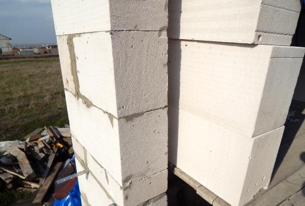 Construction of a house from aerated blocks