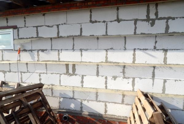 Construction of a house from aerated blocks