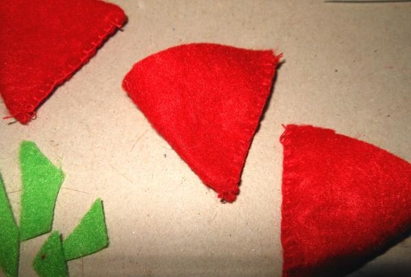 How to sew strawberries from felt