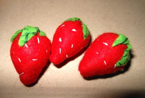 How to sew strawberries from felt