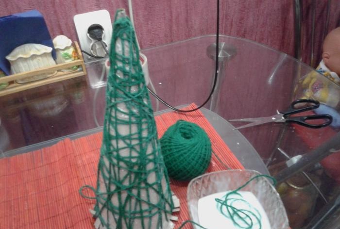 Christmas tree made of threads