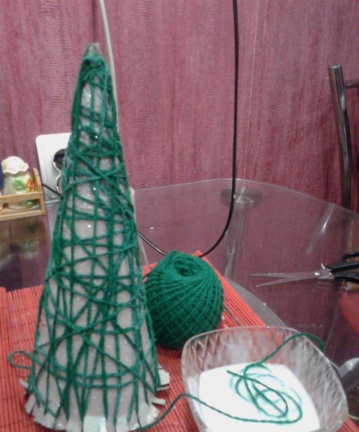 Christmas tree made of threads