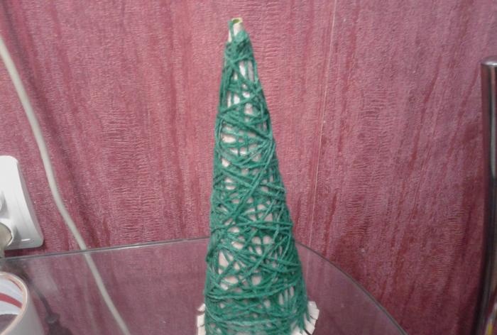 Christmas tree made of threads